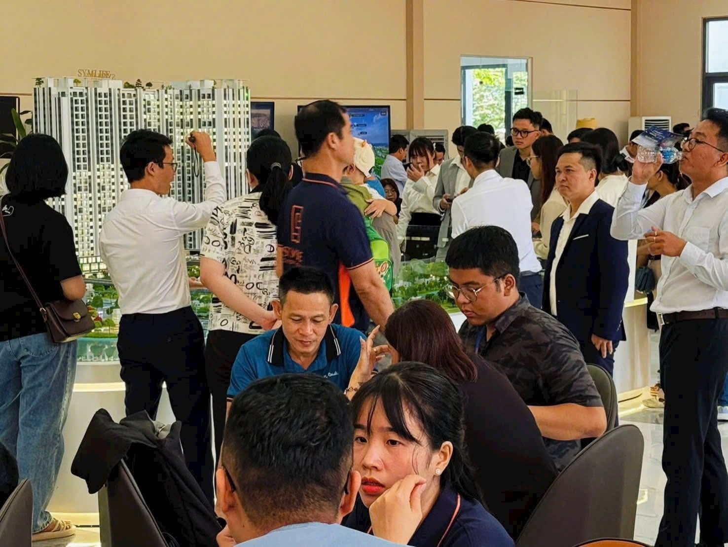 KHÁCH HÀNG ĐẾN THAM QUAN