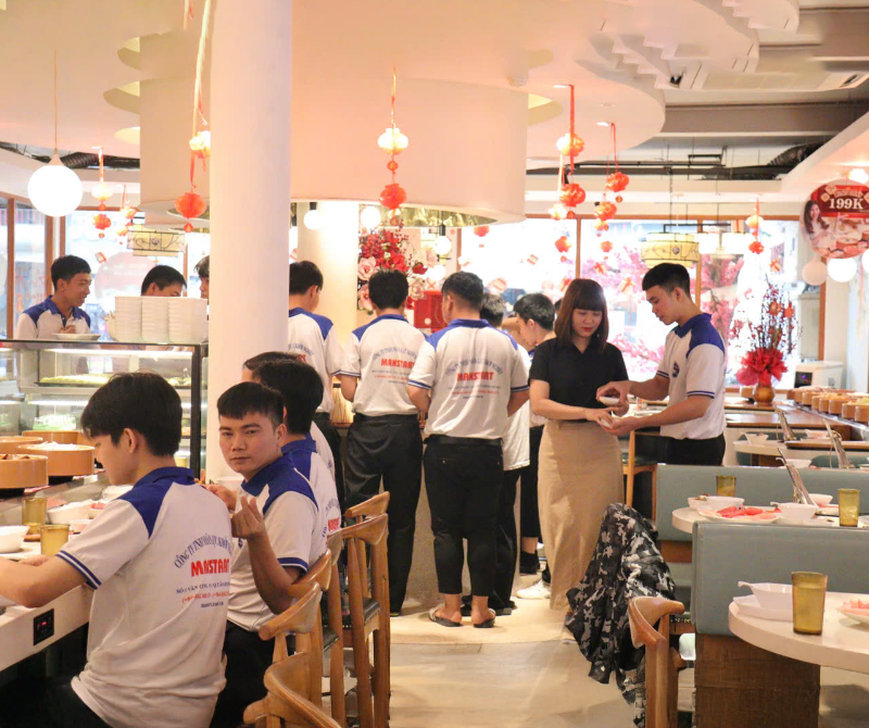 BỮA TIỆC TẤT NIÊN CÙNG CÁC BẠN HỌC VIÊN MANSTART